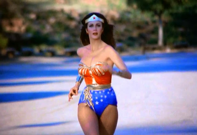 Wonder Woman: Lynda Carter corre dietro ai nemici