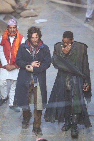 Doctor Strange: Benedict Cumberbatch e Chiwetel Ejiofor camminano sul set in Nepal