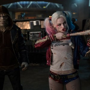 Suicide Squad: Adewale Akinnuoye-Agbaje e Margot Robbie in una foto del film