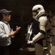 Star Wars: Il Risveglio della Forza: J.J. Abrams sul set dà indicazioni a uno degli attori
