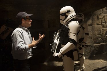 Star Wars: Il Risveglio della Forza: J.J. Abrams sul set dà indicazioni a uno degli attori