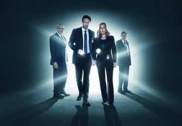 X-Files: Mitch Pileggi, David Duchovny, Gillian Anderson e William B. Davis in una foto promozionale