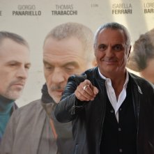 Giorgio Panariello scherza con i fotografi al photocall di Uno per tutti 
