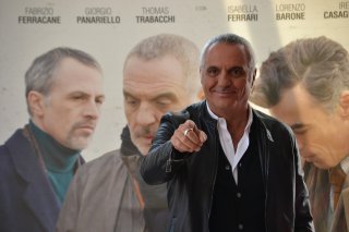 Giorgio Panariello scherza con i fotografi al photocall di Uno per tutti
