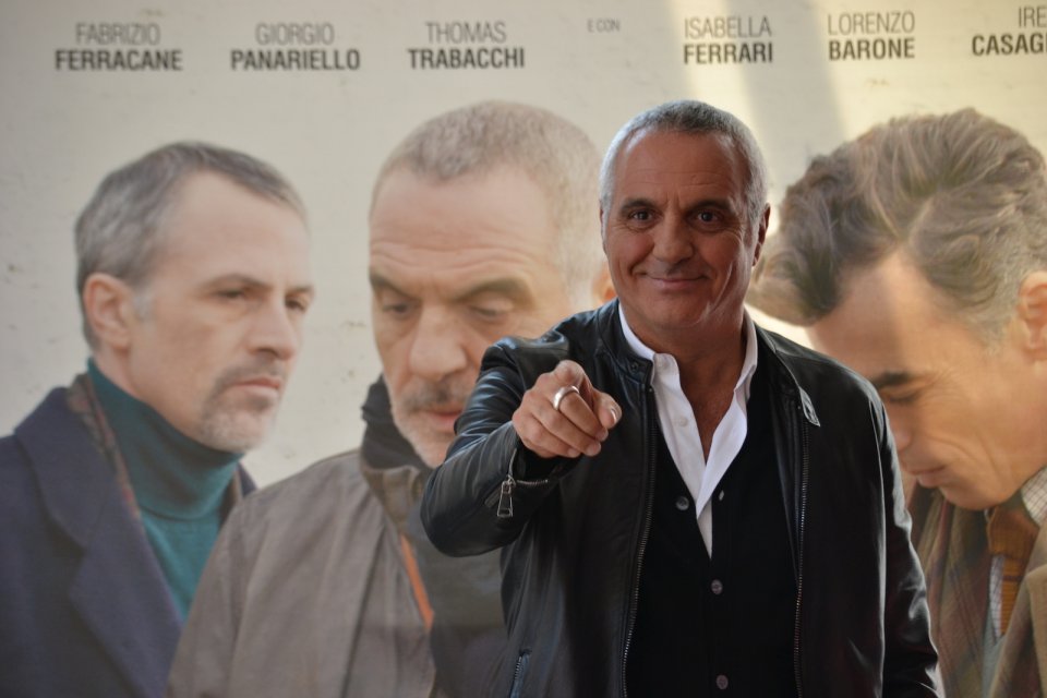 Giorgio Panariello scherza con i fotografi al photocall di Uno per tutti