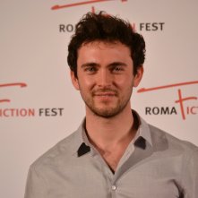 Roma Fiction Fest 2015: George Blagden in uno scatto al photocall di Versailles