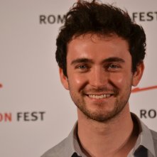Roma Fiction Fest 2015: George Blagden sorride al photocall di Versailles