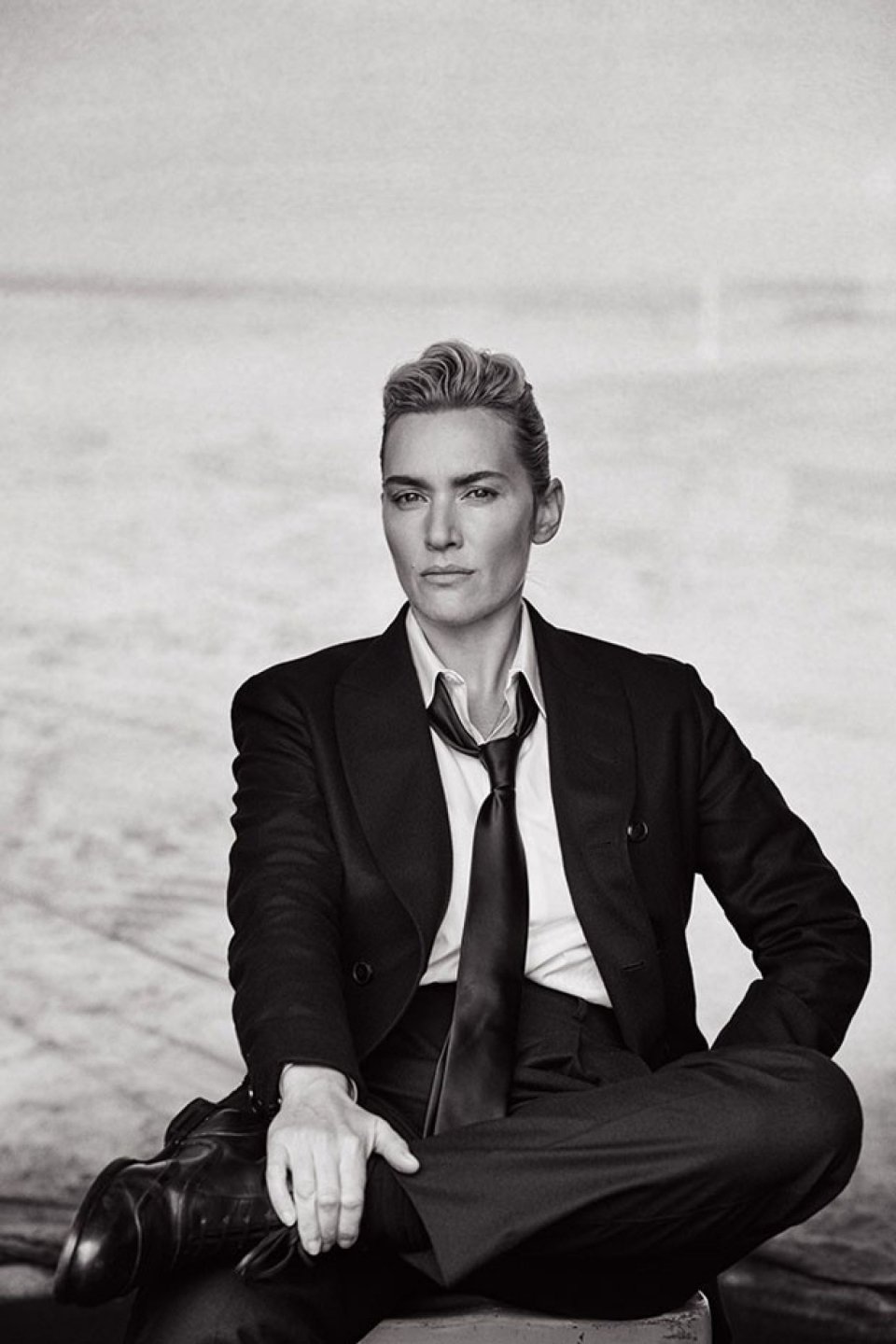 Kate Winslet fotografata vestita da uomo da Lindbergh per L'Uomo Vogue