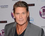 David Hasselhoff cambia cognome e lo rivela in un video