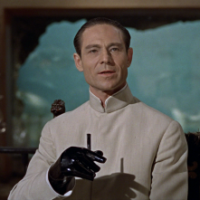 Agente 007 - Licenza di uccidere: Joseph Wiseman in una scena del film