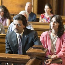 Show Me a Hero: Oscar Isaac e Carla Quevedo in una scena della miniserie