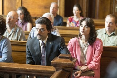 Show Me a Hero: Oscar Isaac e Carla Quevedo in una scena della miniserie