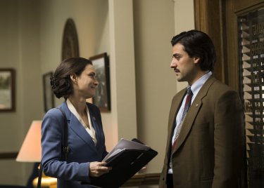 Show Me a Hero: Winona Ryder e Oscar Isaac in una scena della miniserie