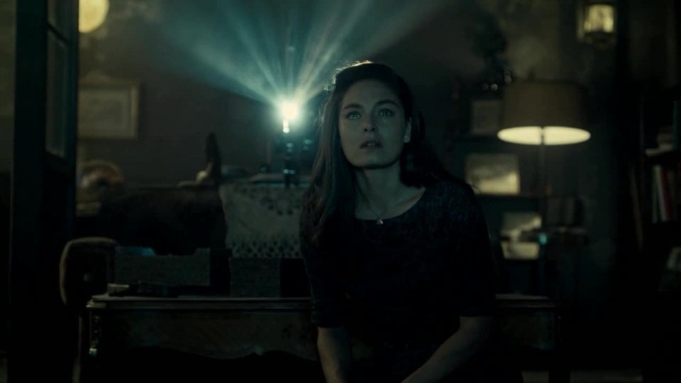 The Man in the High Castle: Alexa Davalos in una scena del pilot