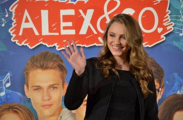 Roma Fiction Fest 2015: Beatrice Vendramin saluta i fan sul red carpet di Alex & Co