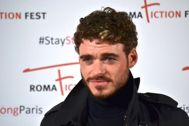 Roma Fiction Fest 2015: Richard Madden sorride sul red carpet di Medici: Master of Florence