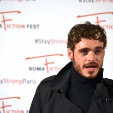 Roma Fiction Fest 2015: Richard Madden in uno scatto sul red carpet di Medici: Master of Florence