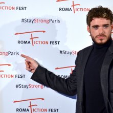Roma Fiction Fest 2015: Richard Madden posa sul red carpet di Medici: Master of Florence