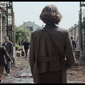 Antonia: la protagonista Linda Caridi (di spalle) in una scena del film