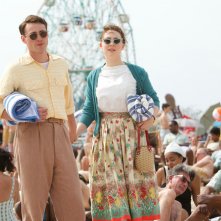 Brooklyn: Saoirse Ronan ed Emory Cohen in una scena del film