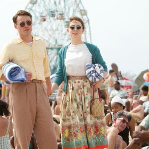 Brooklyn: Saoirse Ronan ed Emory Cohen in una scena del film