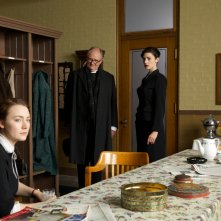 Brooklyn: Saoirse Ronan e Jim Broadbent in un momento del film