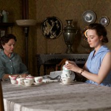 Brooklyn: Saoirse Ronan e Julie Walters in una scena del film
