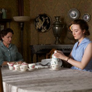 Brooklyn: Saoirse Ronan e Julie Walters in una scena del film