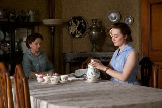 Brooklyn: Saoirse Ronan e Julie Walters in una scena del film