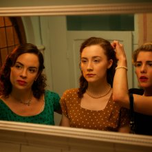 Brooklyn: Saoirse Ronan, Nora-Jane Noone ed Emily Bett Rickards in un'immagine del film