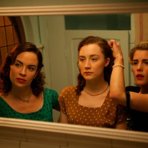 Brooklyn: Saoirse Ronan, Nora-Jane Noone ed Emily Bett Rickards in un'immagine del film