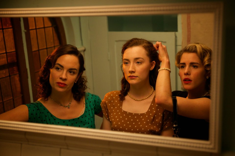 Brooklyn: Saoirse Ronan, Nora-Jane Noone ed Emily Bett Rickards in un'immagine del film