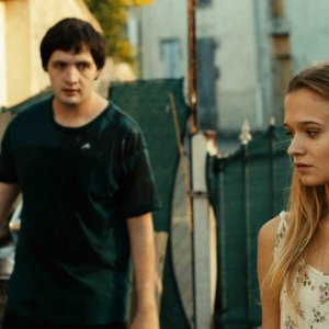 Heatwave: Karim Leklou con un'altra attrice in una scena del film