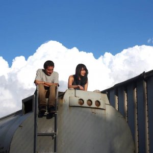 I Promise You Anarchy: Diego Calva con un persoaggio femminile in una scena del film