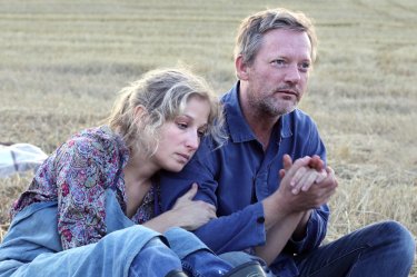 Iona: Michelle Duncan e Douglas Henshall in una scena del film