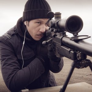 Through the Air: Reda Kateb pronto a uccidere in una scena del film