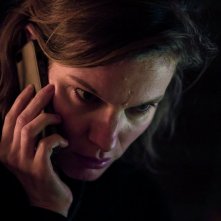 Lace Crater: Lindsay Burdge al telefono in una scena del film