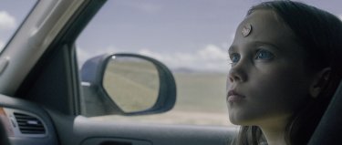 Lamb: Oona Laurence in una scena del film