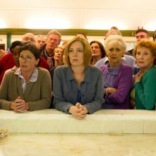 London Road: la protagonista Olivia Colman in una scena del film