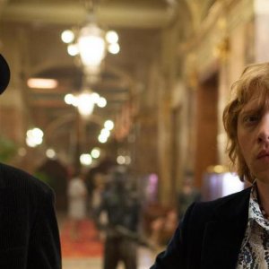 Moonwalkers: Rupert Grint in una scena del film