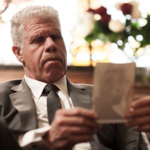 Moonwalkers: Ron Perlman in una scena del film