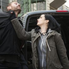 Jessica Jones: la protagonista Krysten Ritter in una scena d'azione