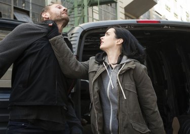 Jessica Jones: la protagonista Krysten Ritter in una scena d'azione