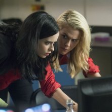 Jessica Jones: Krysten Ritter e Rachael Taylor in una scena della serie