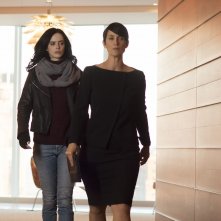 Jessica Jones: le attrici Krysten Ritter e Carrie-Anne Moss in una foto della serie