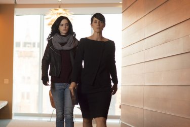 Jessica Jones: le attrici Krysten Ritter e Carrie-Anne Moss in una foto della serie