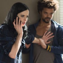 Jessica Jones: Krysten Ritter e Eka Derville in una foto della serie