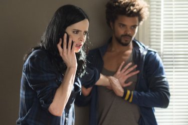 Jessica Jones: Krysten Ritter e Eka Derville in una foto della serie