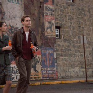 The Man In The High Castle: Alexa Davalos e Luke Kleintank in una foto del pilot