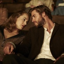 The Dressmaker: Kate Winslet e Liam Hemsworth insieme in una scena del film